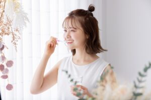 妊婦さんが歯磨きをしている写真