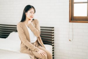 頬を抑え顎を痛がる女性の写真