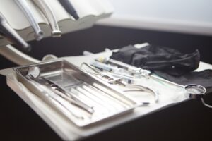 治療内容に合わせた歯科の治療道具が並んでいる写真